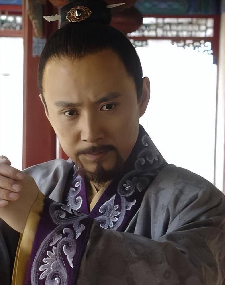 当时四皇子穿着和朱载坖一样的衣服,在宫里到处行