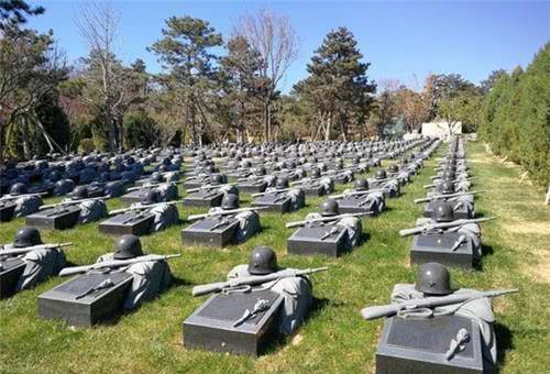 八宝山一共占地150亩,原名叫黑山,1984年,这里成为北京市文物保护单位