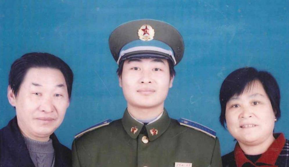推杆救机的张超牺牲后,28岁妻子辞职特招入伍,5年后成海军上尉_王伟