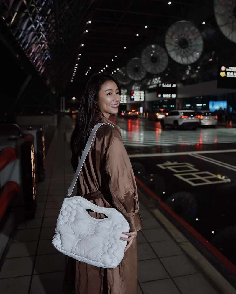 林心如分享了自己最新的街拍照片,展现风采