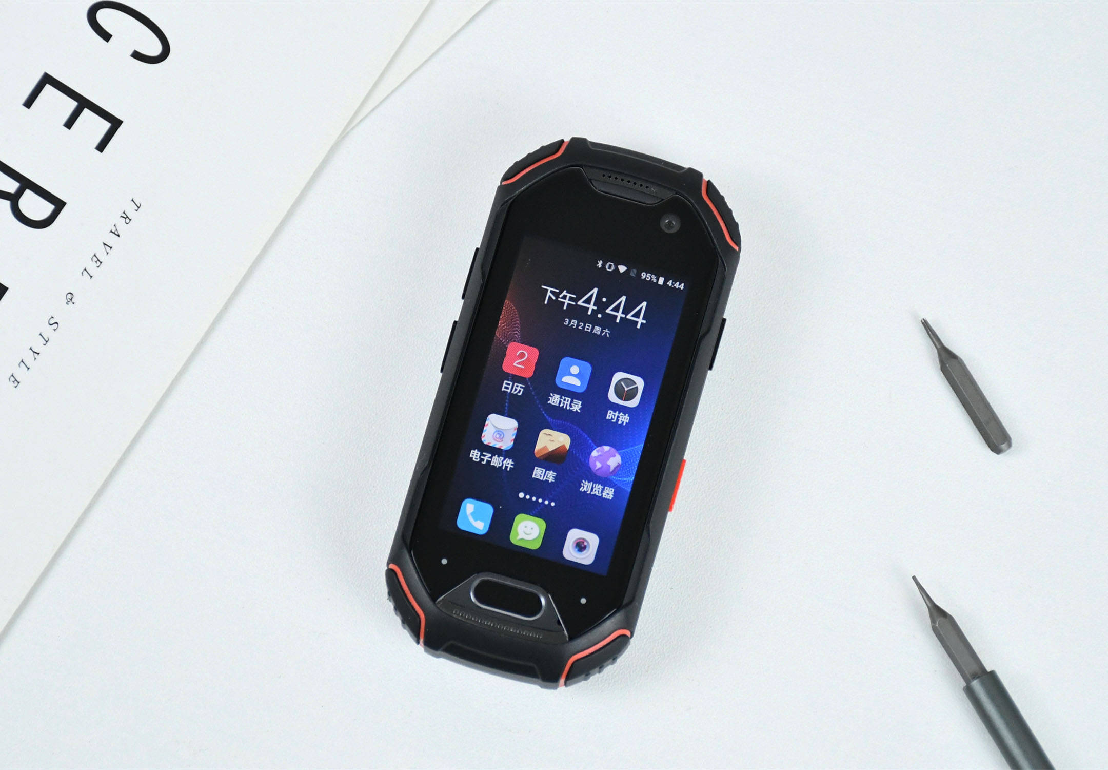 掌心般大小245英寸屏的迷你三防手机unihertzatom评测
