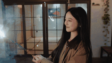 邵娜,乖巧纯真的邻家青梅,望向"你"的目光羞涩直接,象征着每个人内心