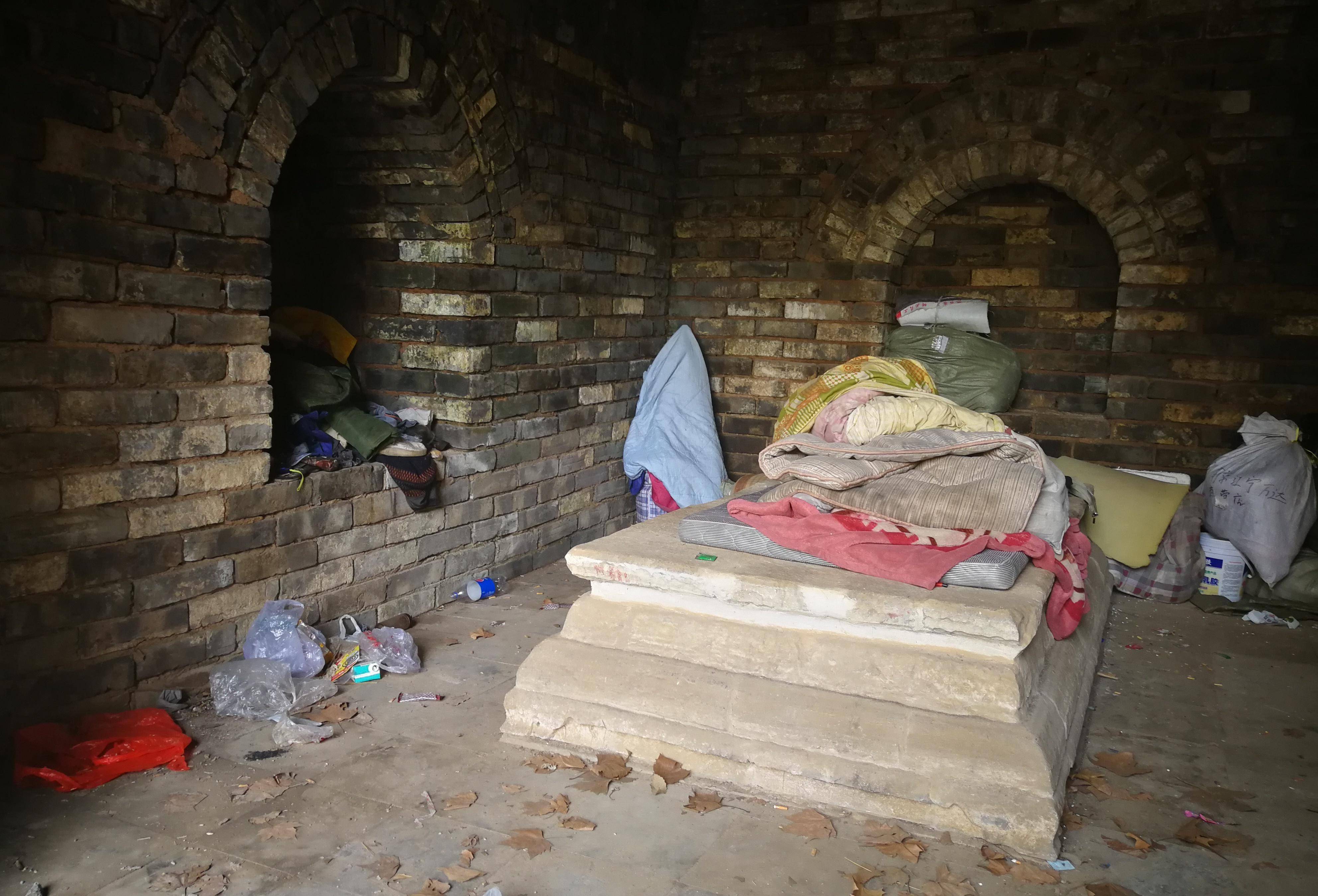 现代版"古墓派":明代公主的陵墓内,为何却住了一群大活人?