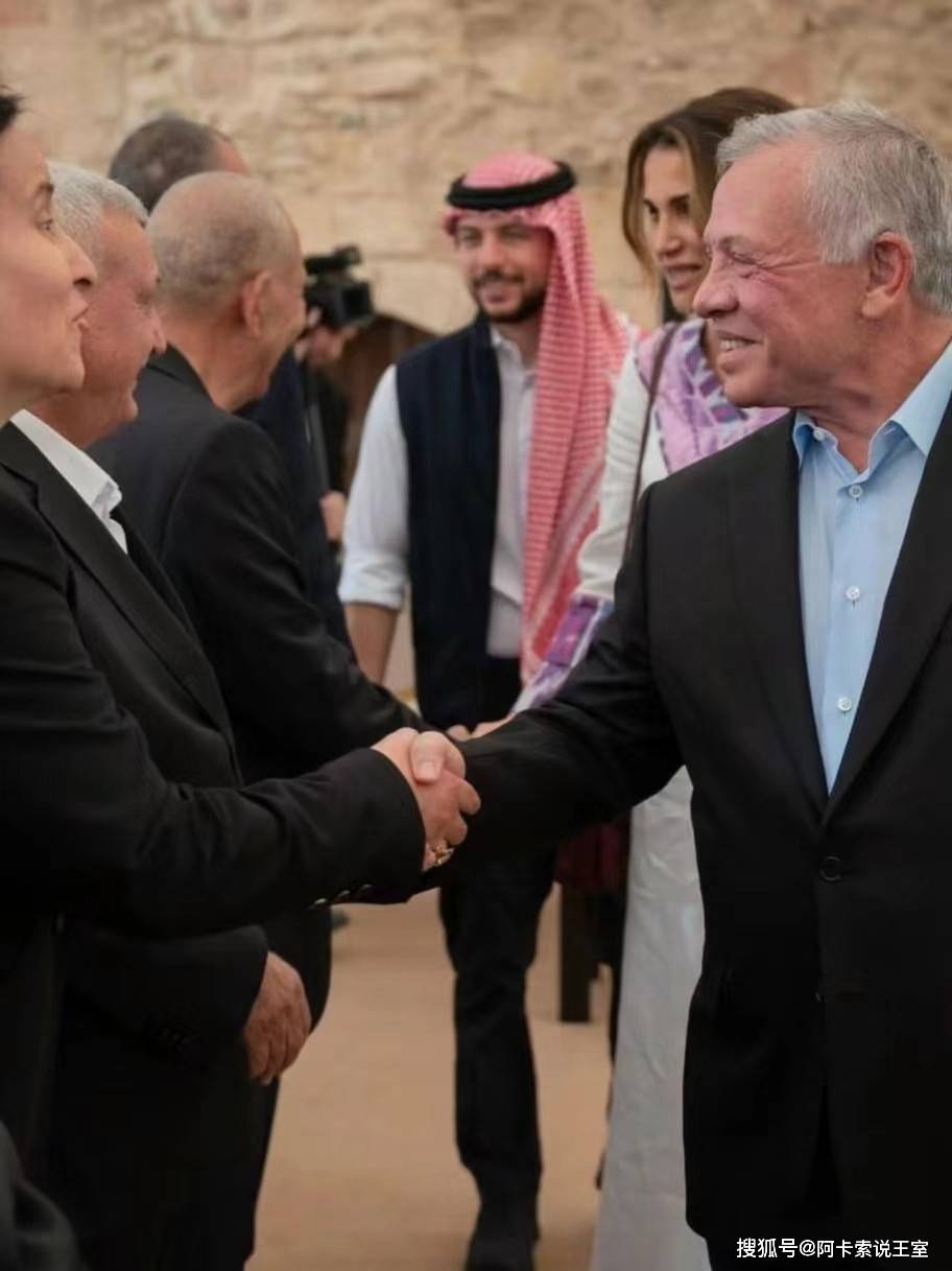 约旦国王和王后出席公务,王后拉尼娅传统衣裙仙气飘飘,王储侯赛因紧跟