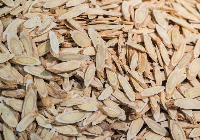 原创黄芪泡水喝会上火吗本文辟谣加用5种药材调理身体虚火