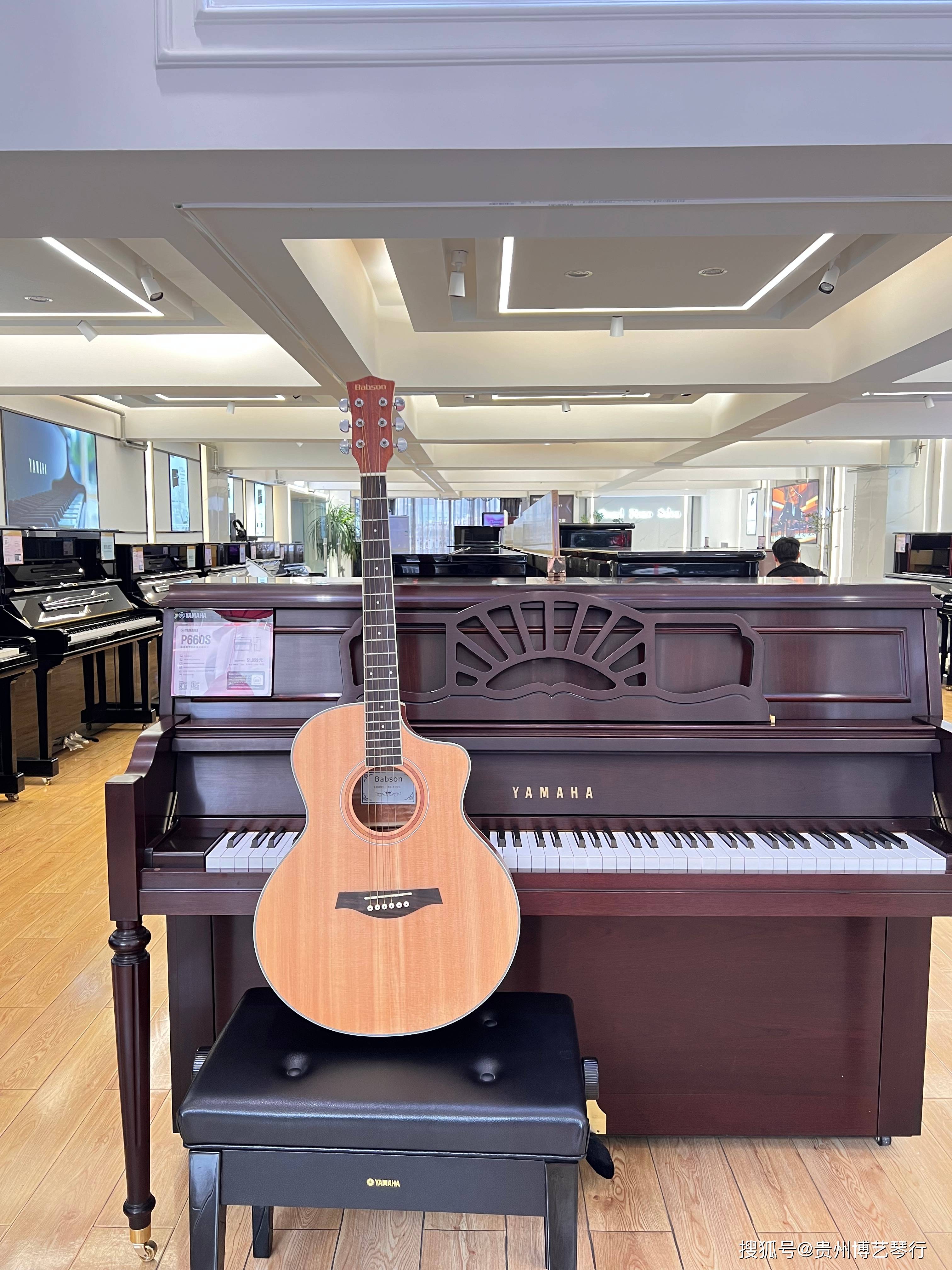 贵阳博艺琴行普及吉他进行特价处理原价1500元现价一把只需350元