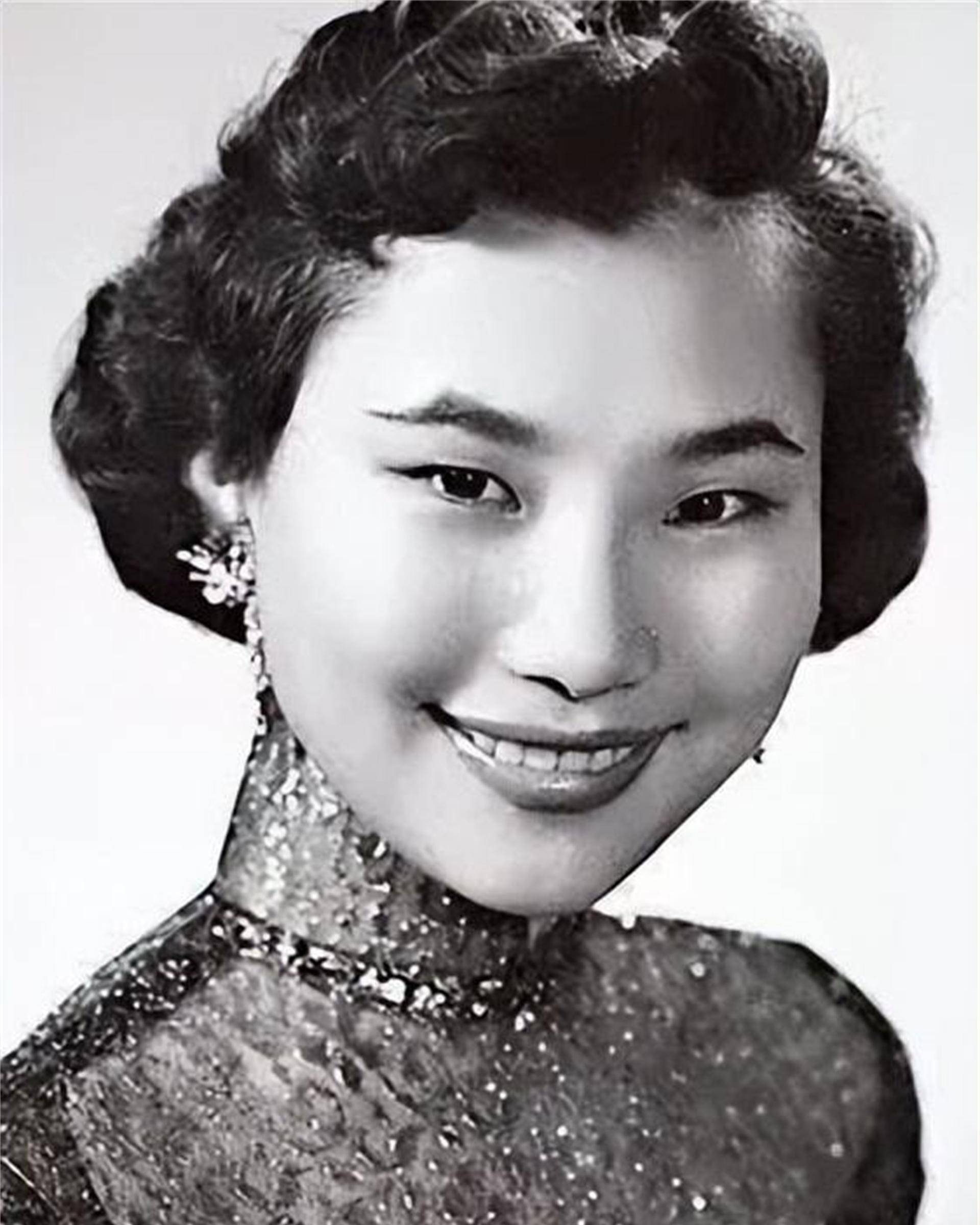 邵逸夫的第一任妻子还是来自于朋友的成全,当时黄美珍是好友余东璇的