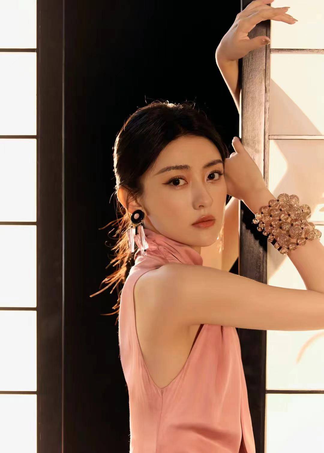 原创梁洁惊艳登场粉裙黑丝展古韵新姿冷艳端庄美出新境界