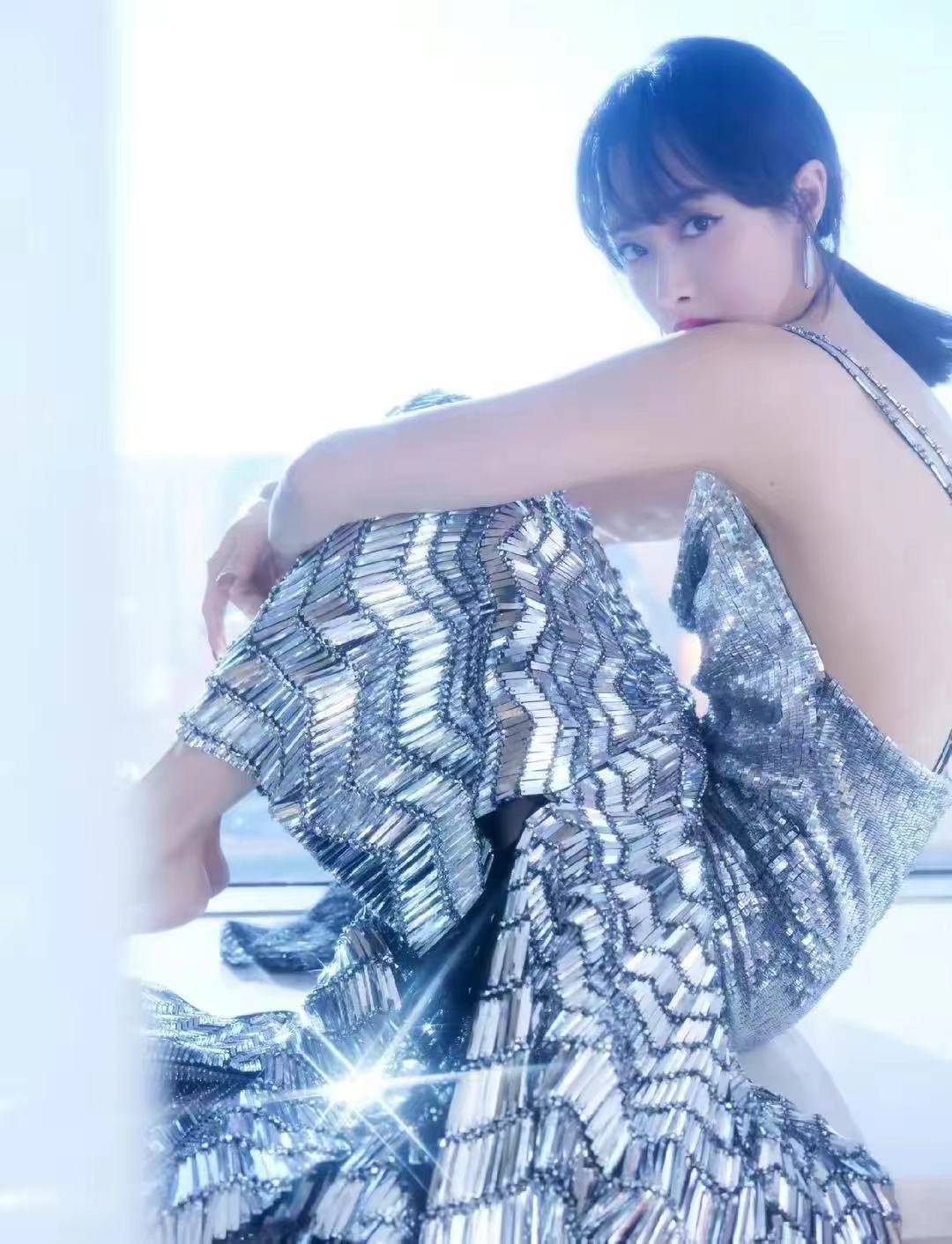 宋茜银色露背亮片裙惊艳亮相,雪肤水嫩魅力四溢,网友直呼太美了!