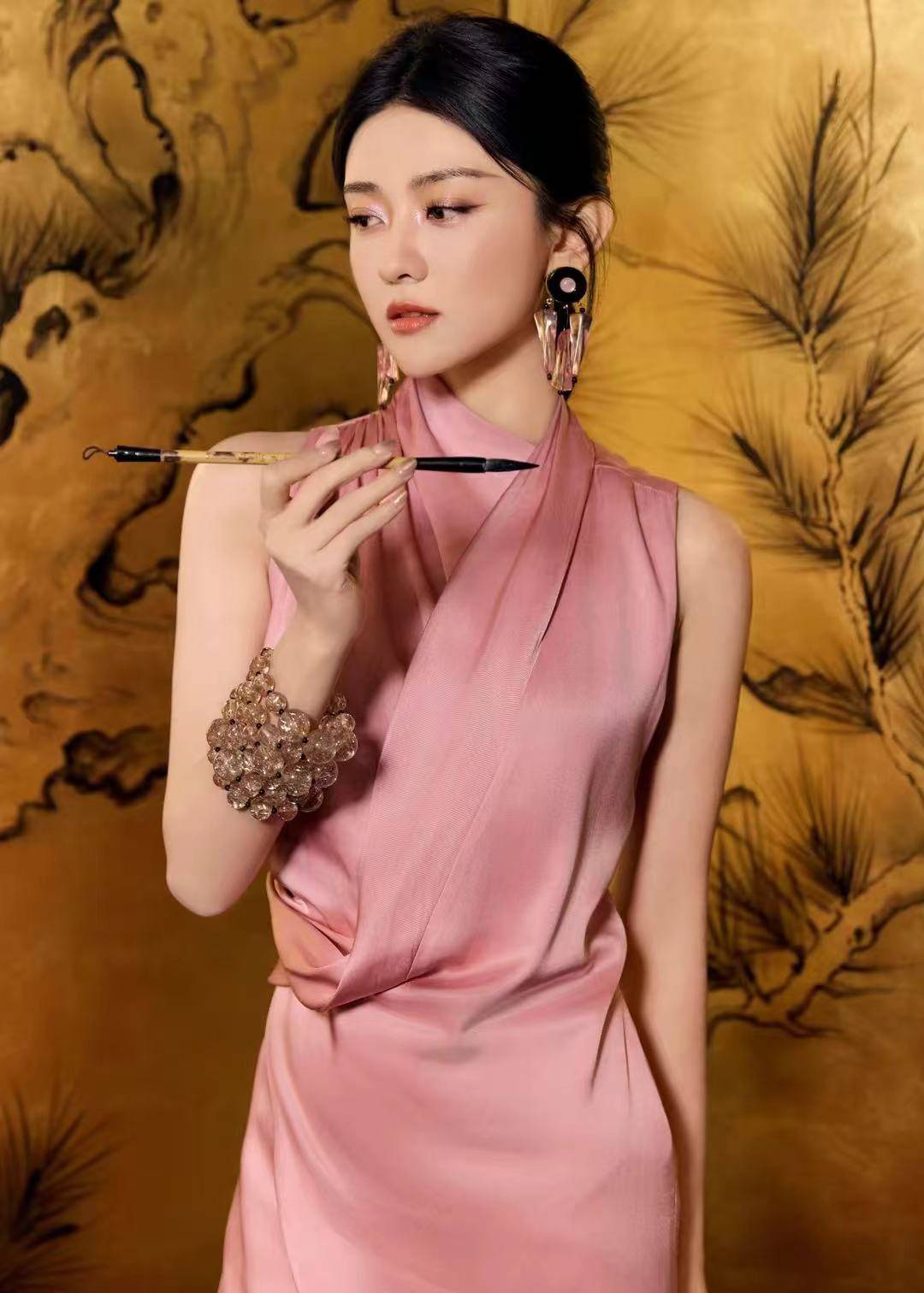 原创梁洁惊艳登场粉裙黑丝展古韵新姿冷艳端庄美出新境界