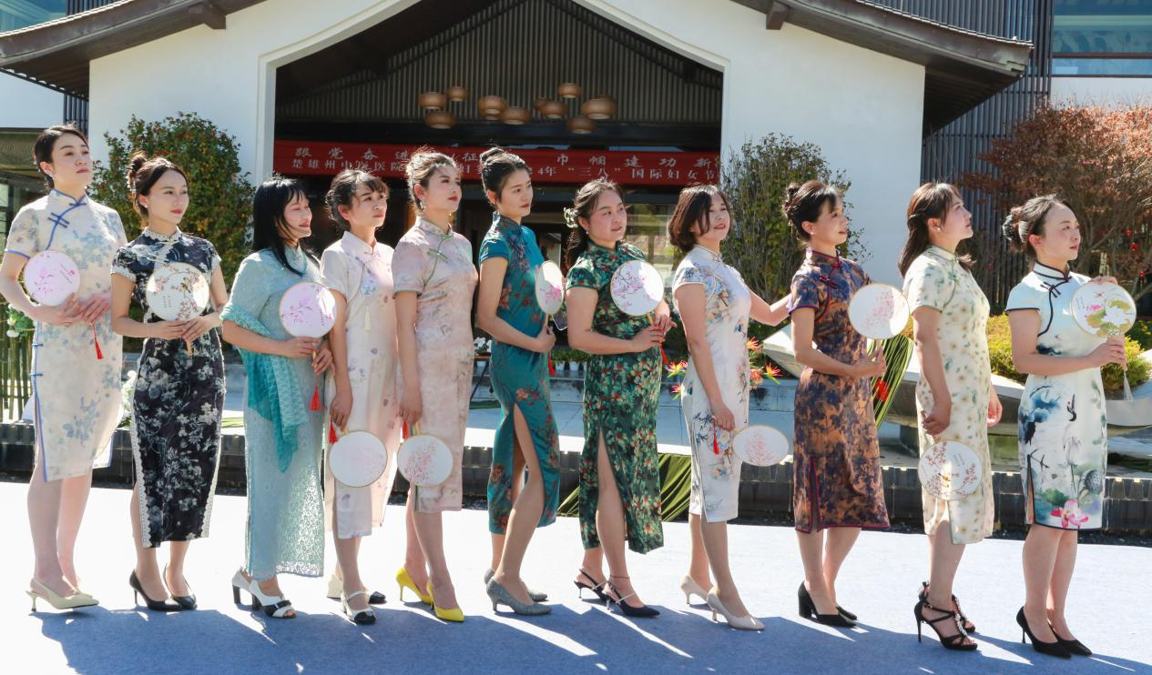 美翻了白衣天使上演时装秀图