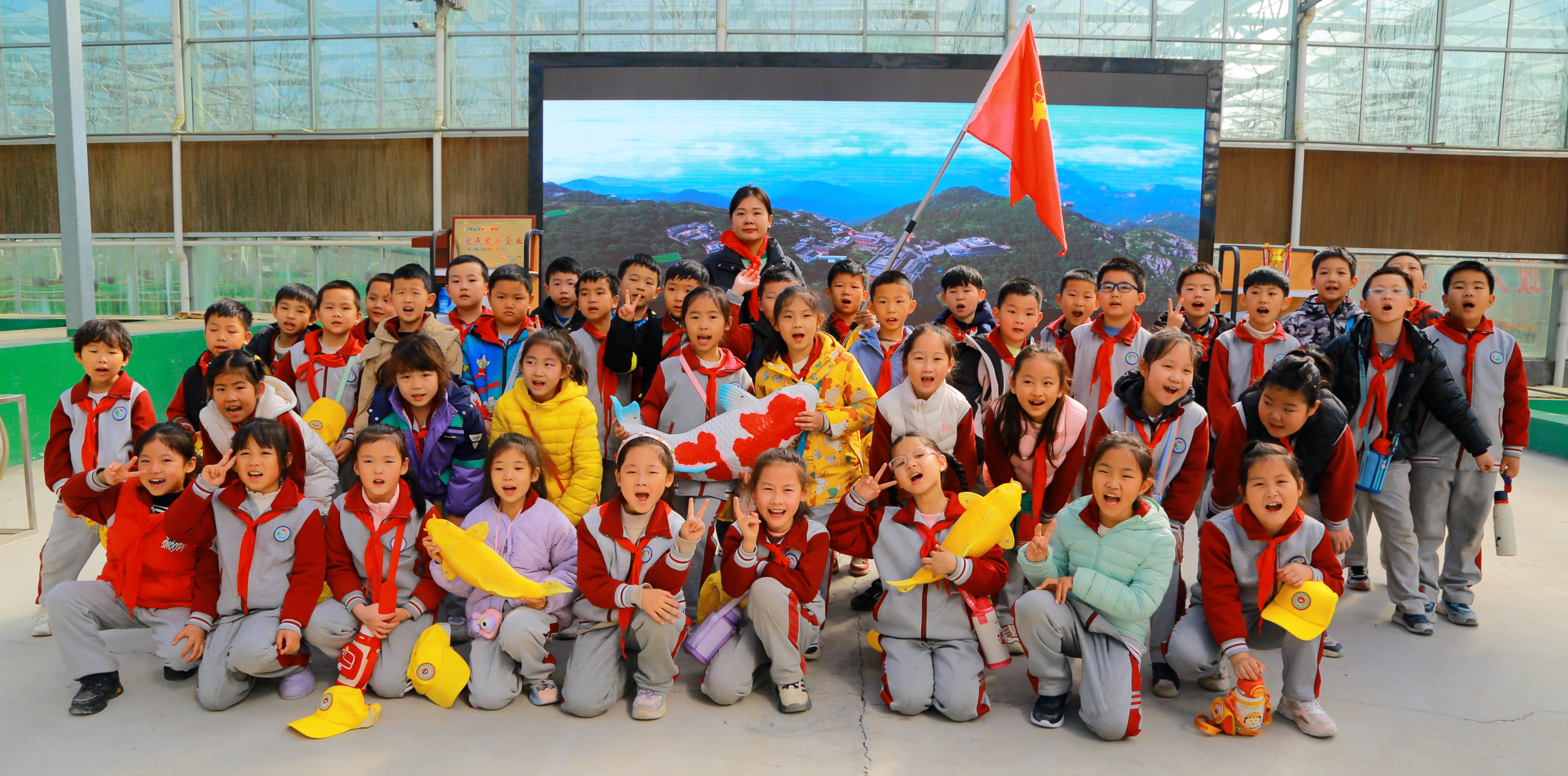 "雷锋月"忙植树,"红领巾"添新绿_少先队员_唐王_活动