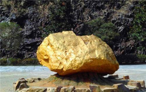 原创全球最大金矿石重45吨价值120亿常年摆放路边最后怎样了