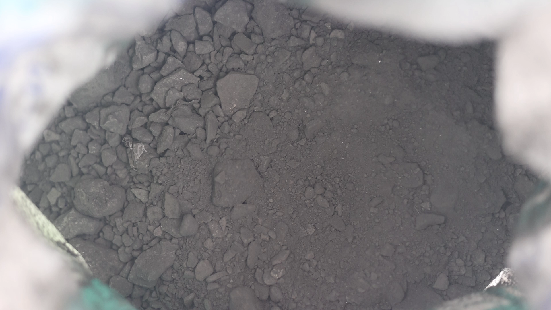 还积极研发新的技术和产品,如利用铑废料制造的新型催化剂,电池