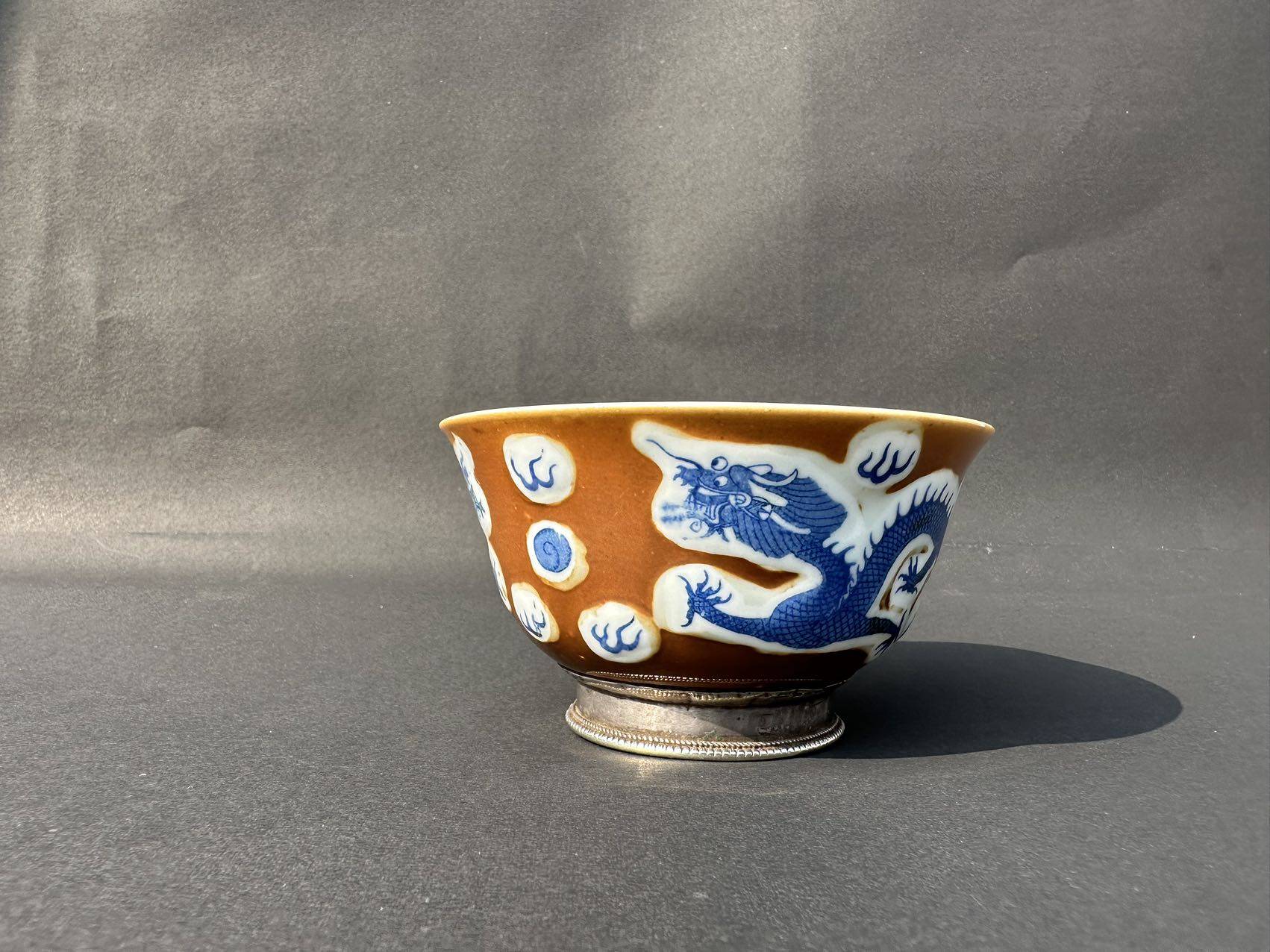 清乾隆紫金釉青花白地云龙纹碗具有特殊美感