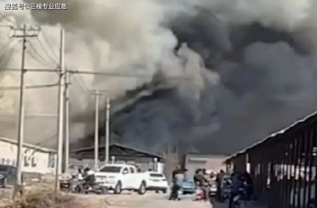 冷库过程中,现场作业人员使用气焊切割库内金属货架时,气割火焰引燃库