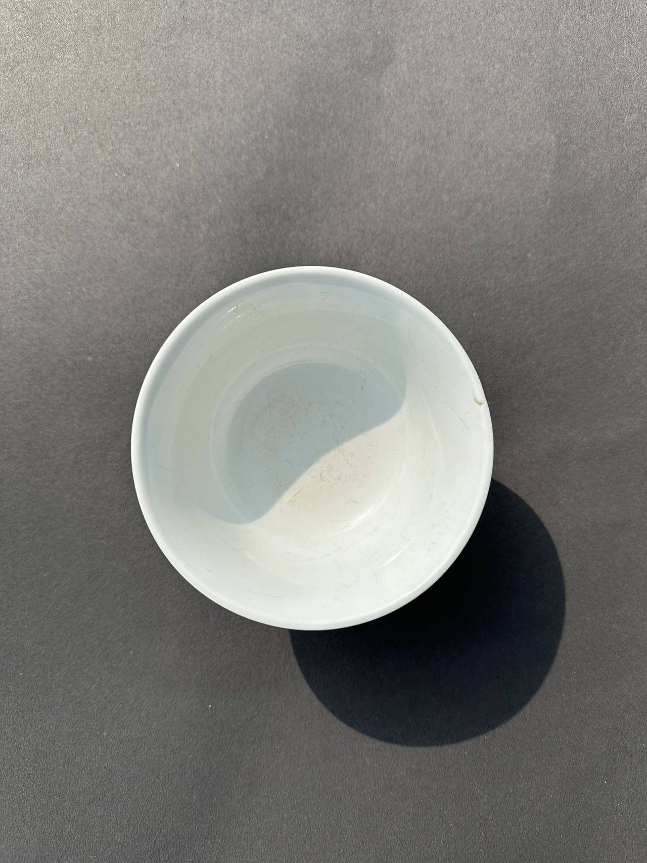 清乾隆紫金釉青花白地云龙纹碗具有特殊美感