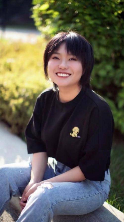 李雪琴的成功之路:北大毕业至娱乐圈风生水_表演_才华_观众