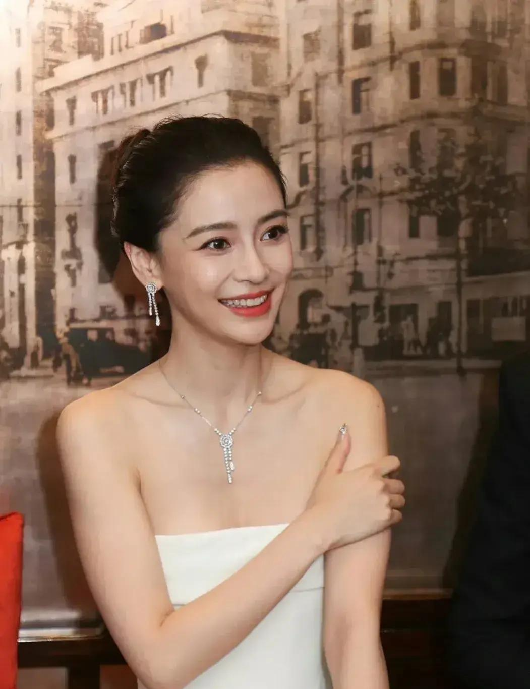 原创黄晓明baby同天登上热搜一个甜蜜约会一个谨慎卑微令人唏嘘