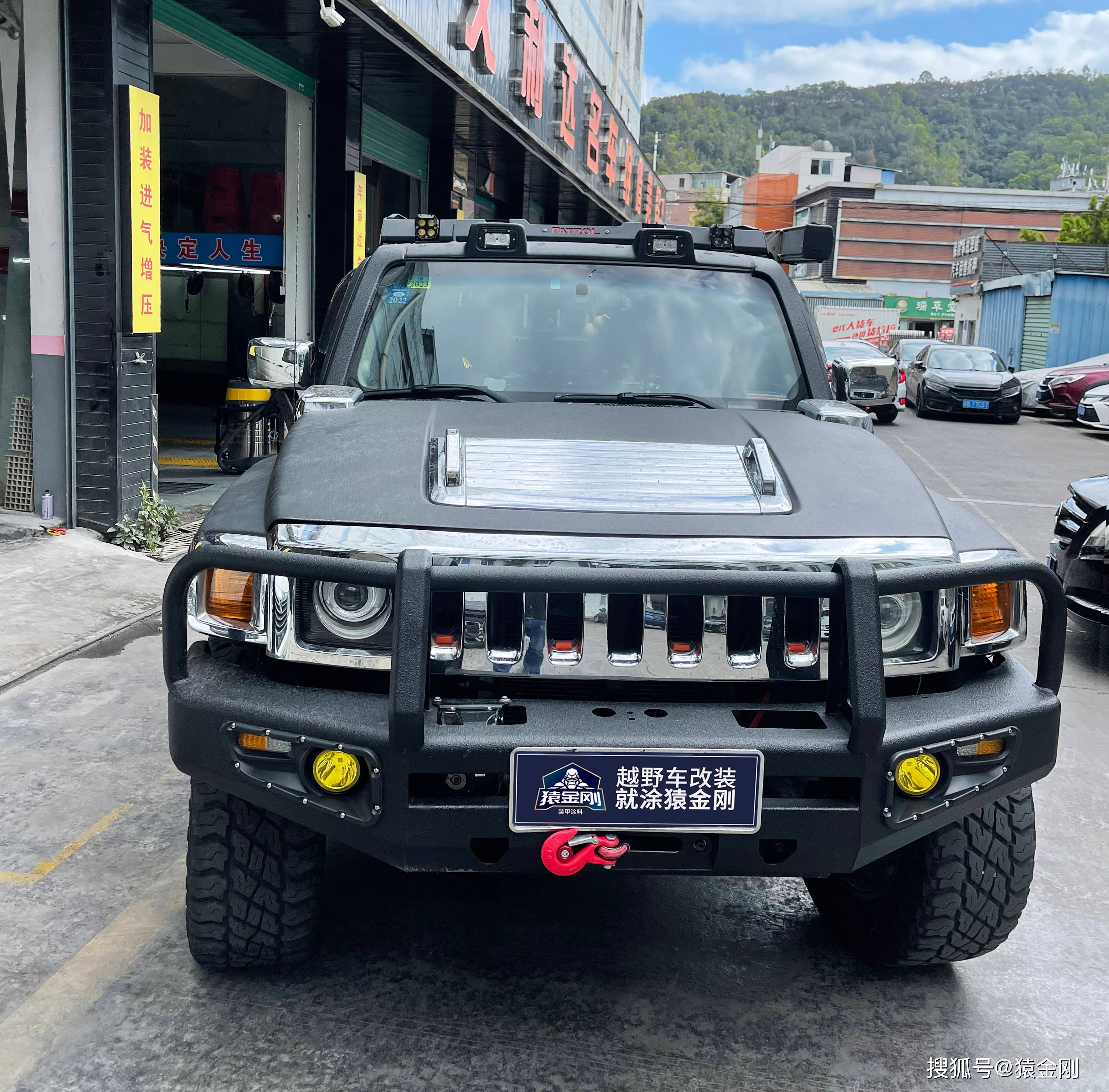 悍马H3防护改装，整车喷涂防爆装甲涂层增强防护
