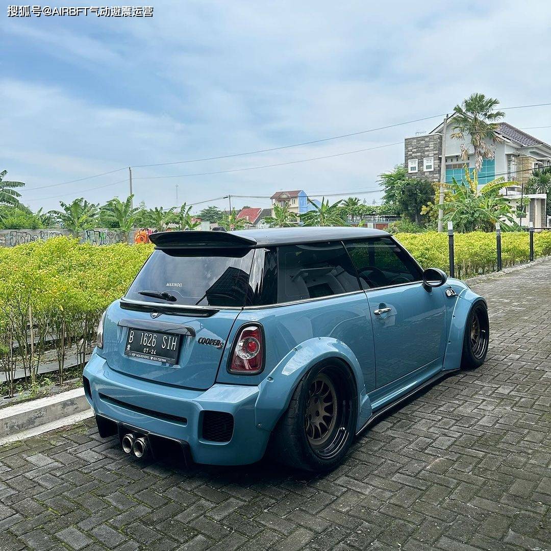 宝马minicooper凭借独特的外观,灵巧的操控性能和出色