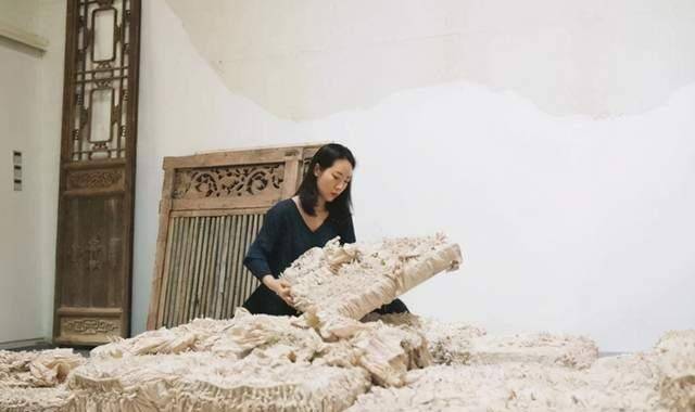 美女硕士拜师大理村妇,把不值钱的绝技带去欧洲,涨价