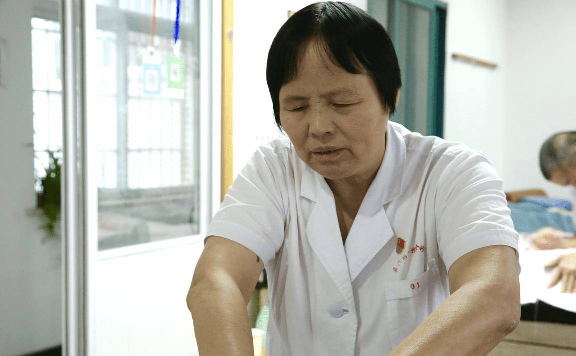 原创感动中国人物盲人医师朱丽华哪怕是流星也要把光留在人间