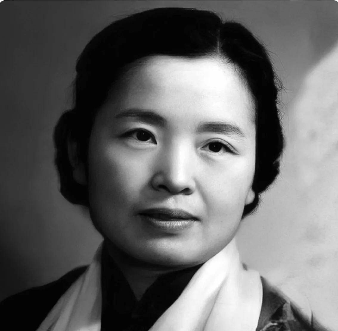 因此,她也就成为了新中国成立以来的第一位女大使,也是中国外交战线上