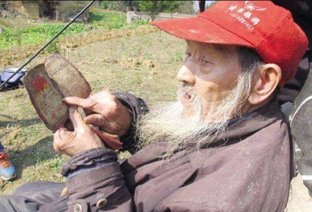 陈大权老人是桐梓县浸水乡八村人,他出生于1930年,全家都是地地道道的