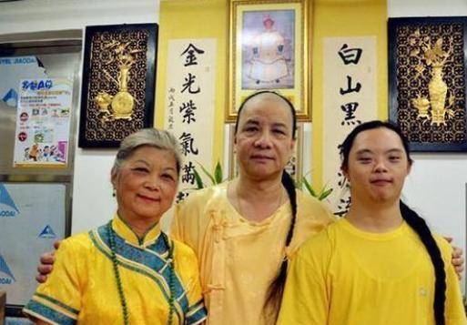 十世孙,在火车站穿黄马褂大闹,希望住进故宫_爱新觉罗·_历史_身份