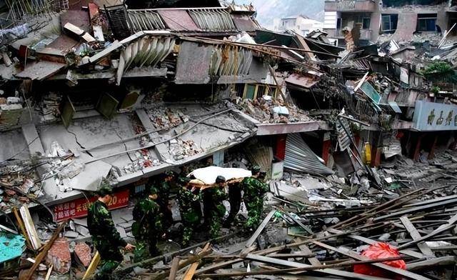 14年前,四川小伙在汶川救下外国女孩,13年后两人再见面感动世界_蒋伟