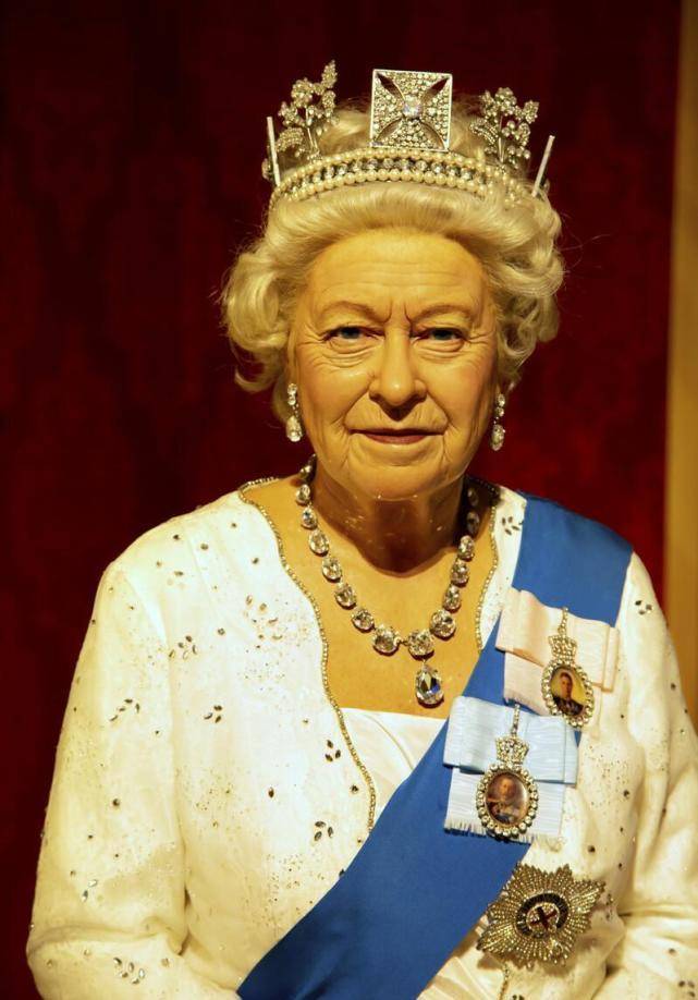 伊丽莎白二世到底是女皇还是女王谈谈欧洲皇帝的法统变迁