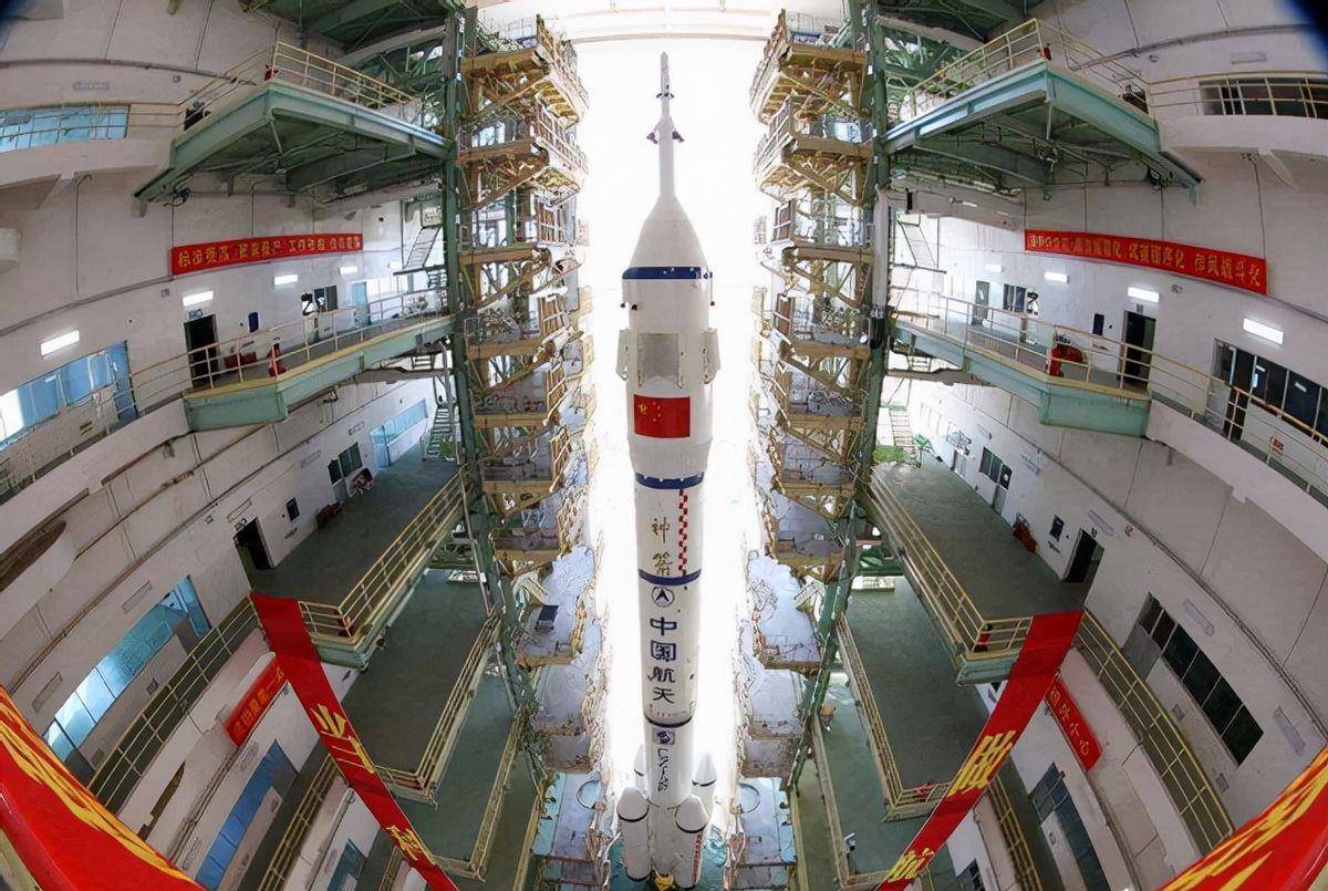 2012年6月18日,神舟九号与天宫一号成功对接,二者建立了刚性连接,变成