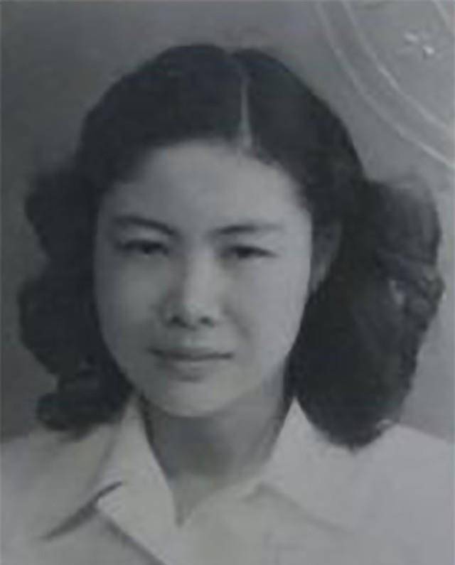 原创苏青28岁离婚成为比肩张爱玲的女作家却因成功孤独一生