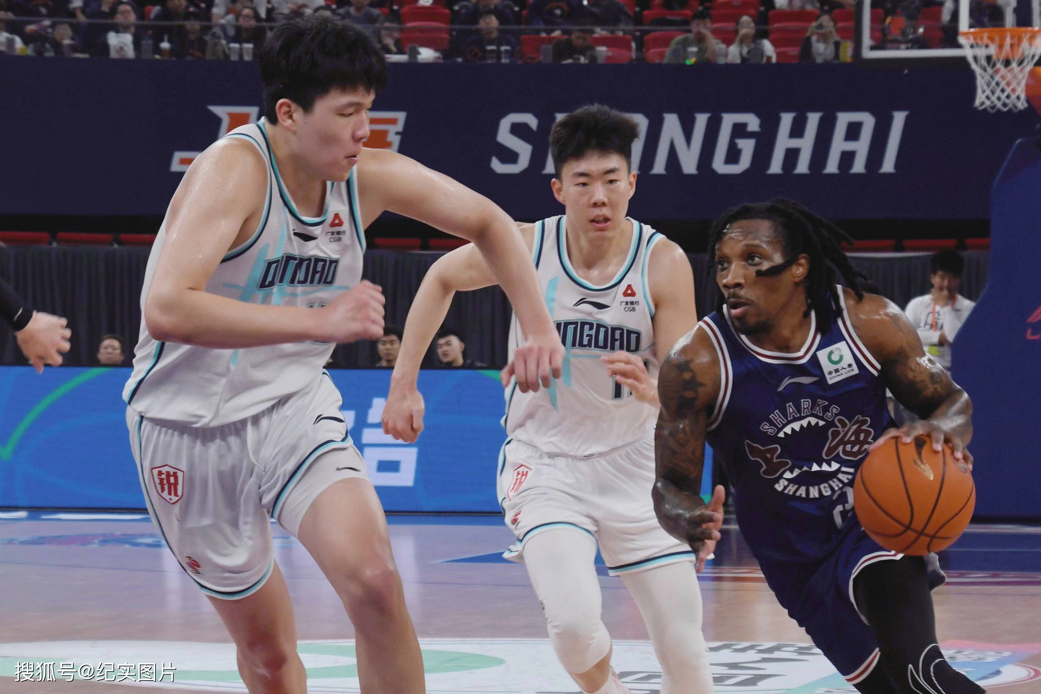 2324cba上海大鲨鱼力克青岛赛季首次六连胜