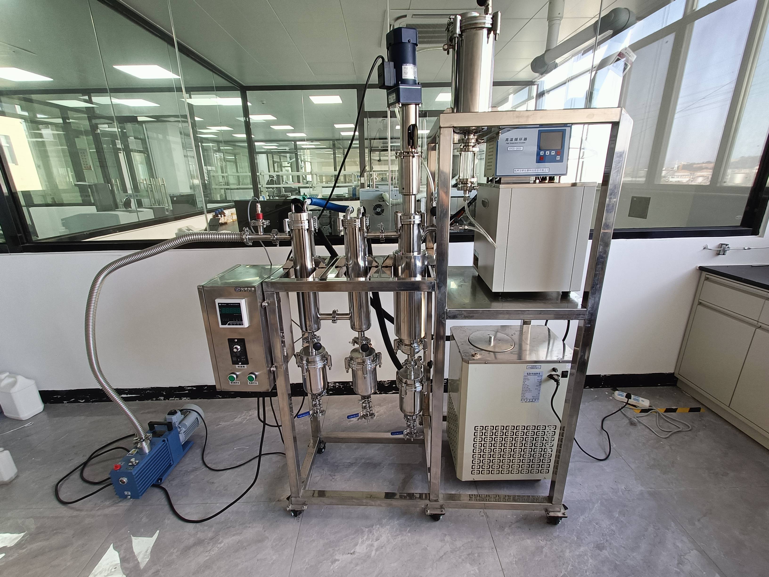 在此过程中,轻组分(低沸物)顺流(和液膜同向)穿过卧式薄膜蒸发器进入