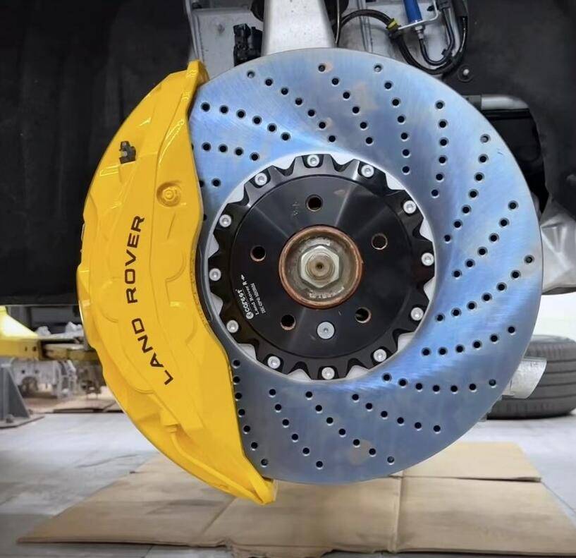 新款路虎行政揽胜升级原厂10活塞卡钳!大刹车刹车盘提升安全性