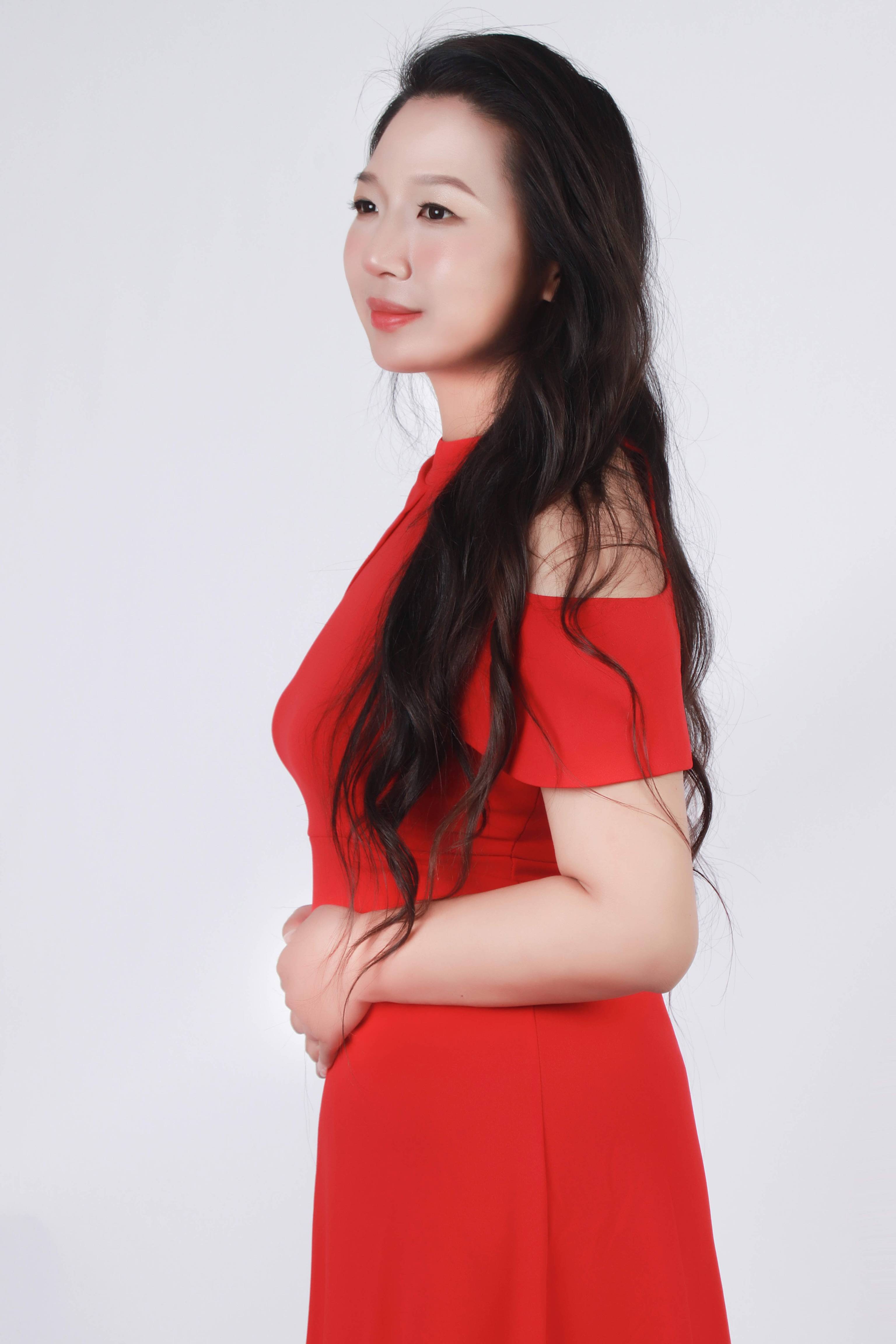 绽放美丽模特肖斯尹绽放自信魅力