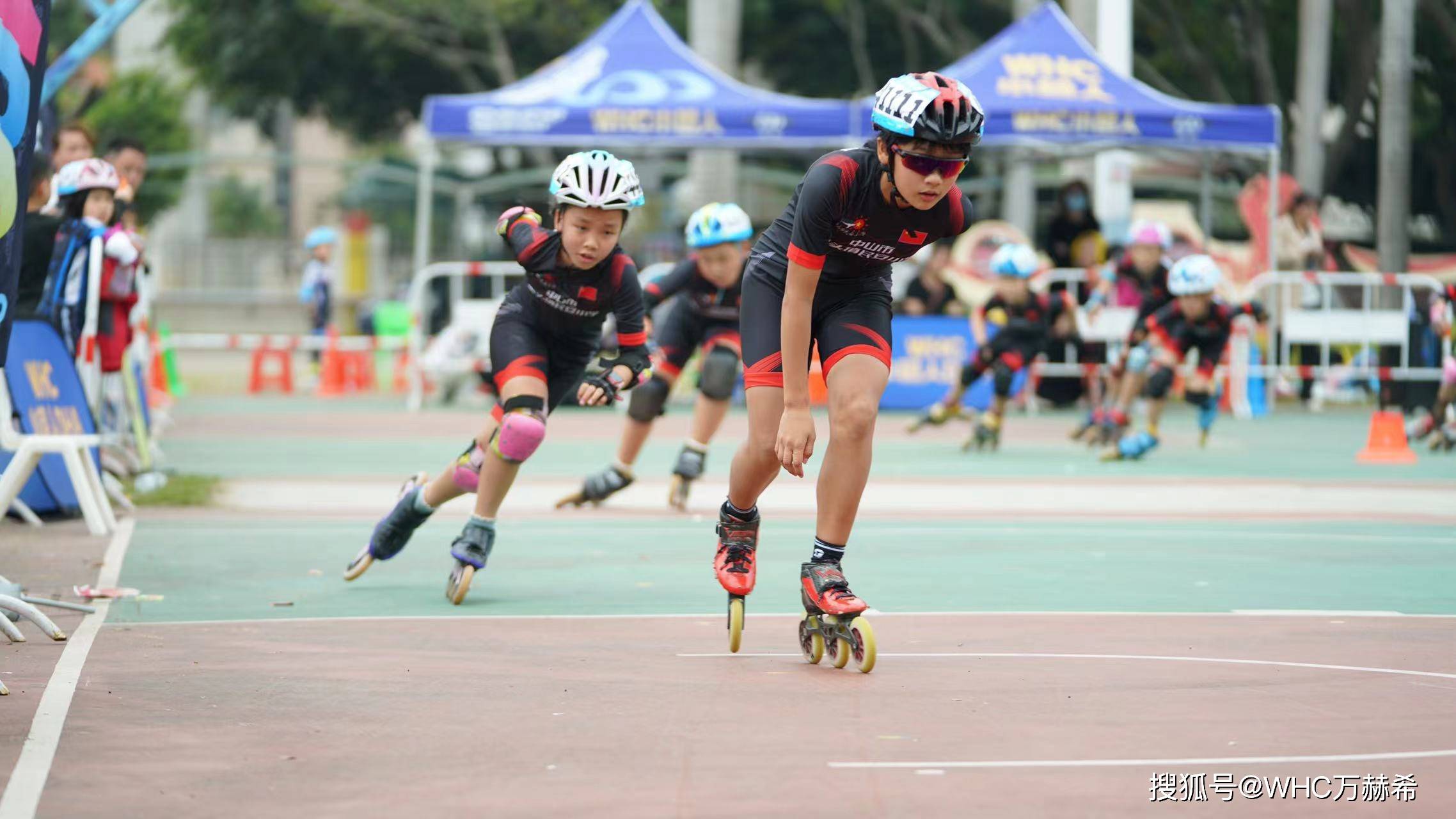 随着裁判员一声哨响,比赛正式拉开帷幕,披盔戴甲,脚踩轮滑鞋的轮滑
