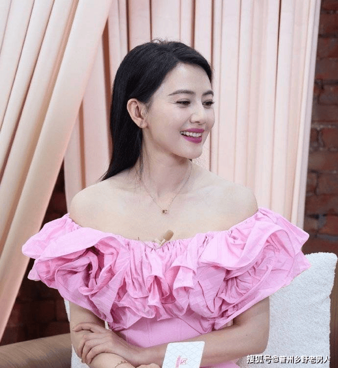 原创高圆圆穿粉色花朵裙直播甜美又优雅