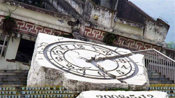 原创汶川地震谭千秋为救学生牺牲2女儿怎样了1个北大毕业后上哈佛