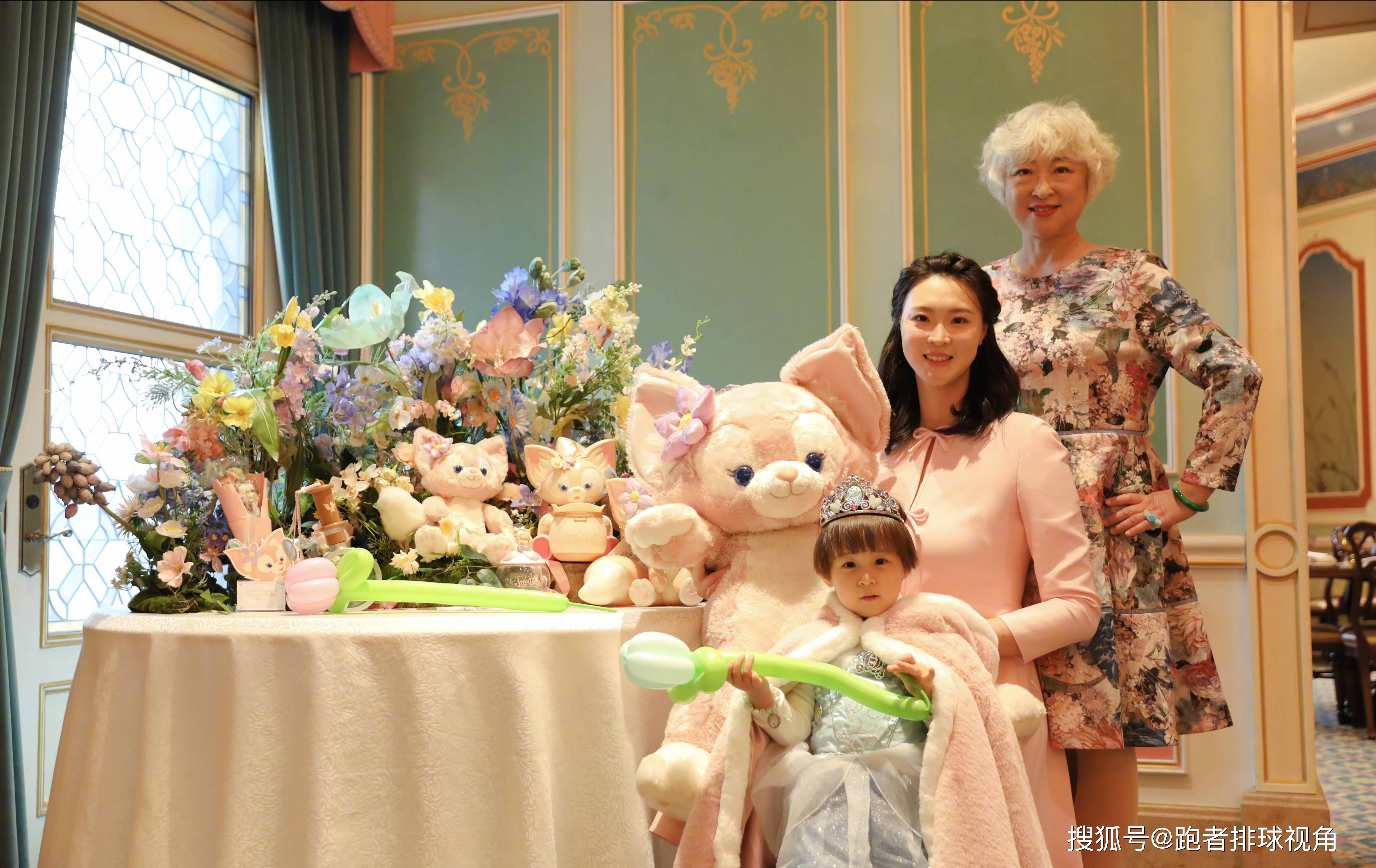 原创太美了惠若琪一家三代同框女儿古灵精怪母亲一头白发