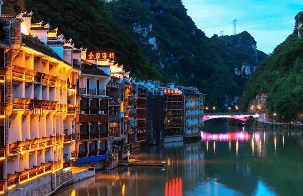 镇海古镇位于贵州省安顺市镇海区境内,是一座保存完好的古镇.