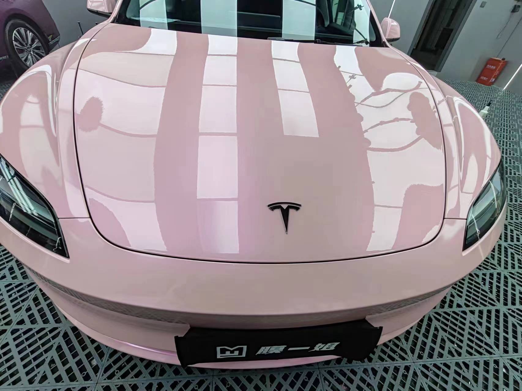 特斯拉3改色膜一姐梦幻胭脂粉,这个车子太漂亮了