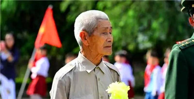 原创董存瑞的戎装照被找到2017年战友我有邱少云亲笔签名的照片