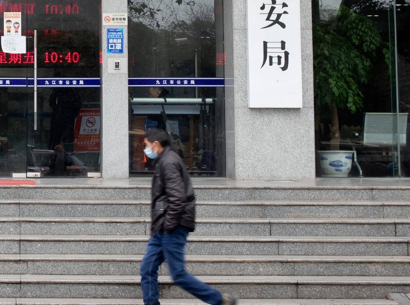 江西"严老咪":家贫辍学靠搞"暗杀"上位,垄断采砂20年赚50亿_严茂华