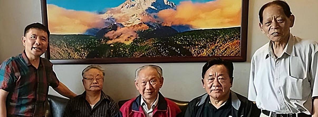 原创老山藏族团长拔刀斩蟒蛇歼越军18人喝烈酒吃蛇肉庆功