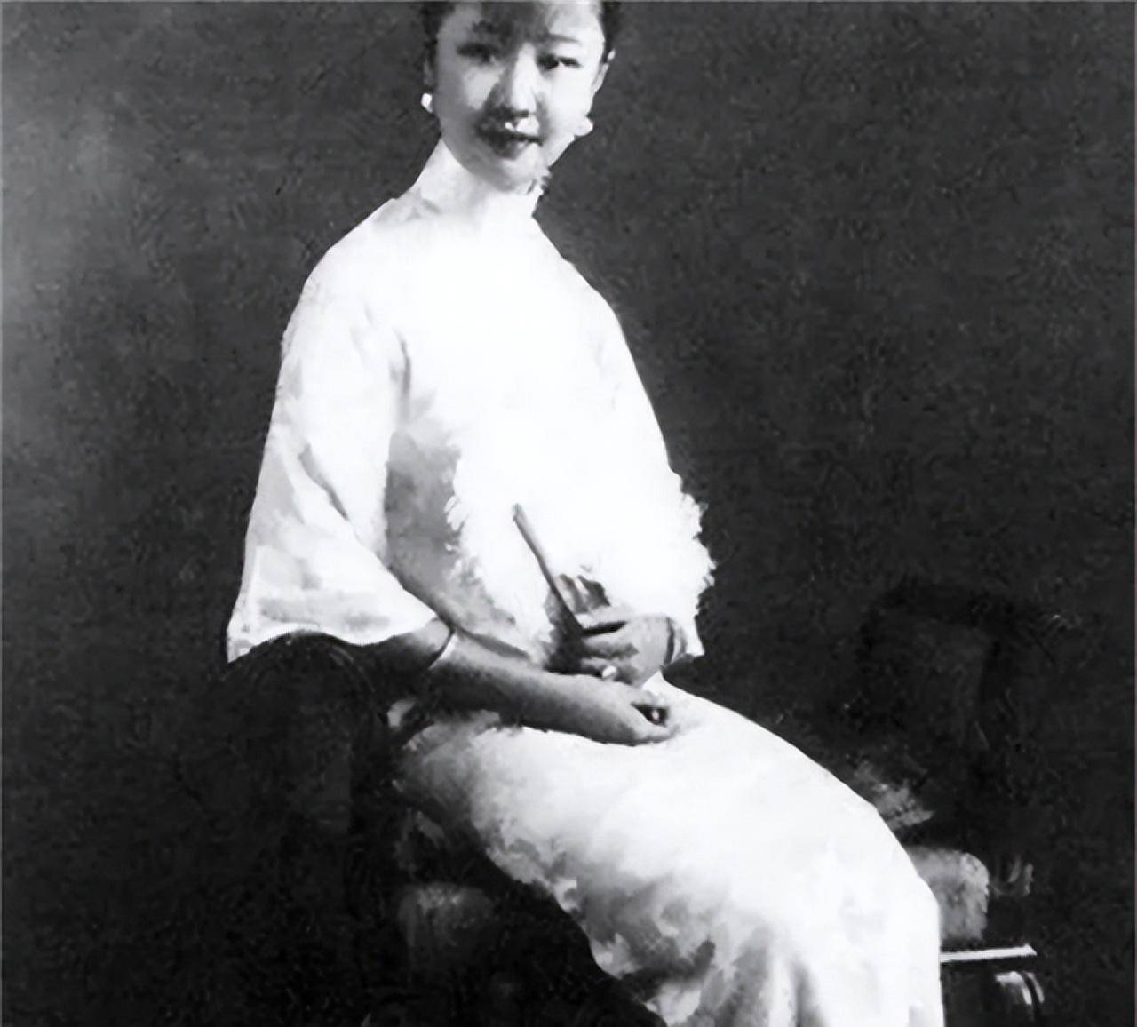 第二年,爱新觉罗·韫颖降生在醇亲王府,她是家中的第三个女儿,也是和