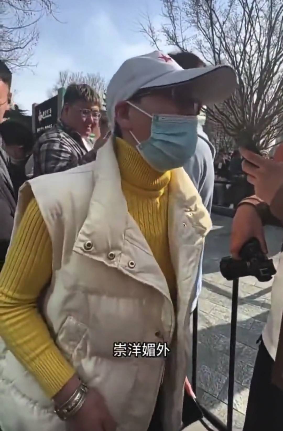 穿着美国nb鞋子的大妈怒斥果粉崇洋媚外有华为就够了