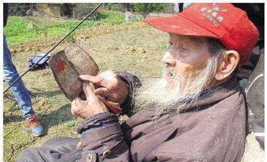 原创董存瑞的戎装照被找到2017年战友我有邱少云亲笔签名的照片